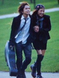 Hyde 大石恵夫婦について 10年ほど前に二人が写真を撮られた週刊誌って Yahoo 知恵袋