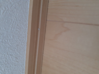 新築です。 壁と床の間の木の板の部分をよくみると穴が等間隔でありますがこれはしょうがないのでしょうか？
また、そのネジ？ホチキス？が抜けてない箇所もあり抜き忘れでしょうか、、、？