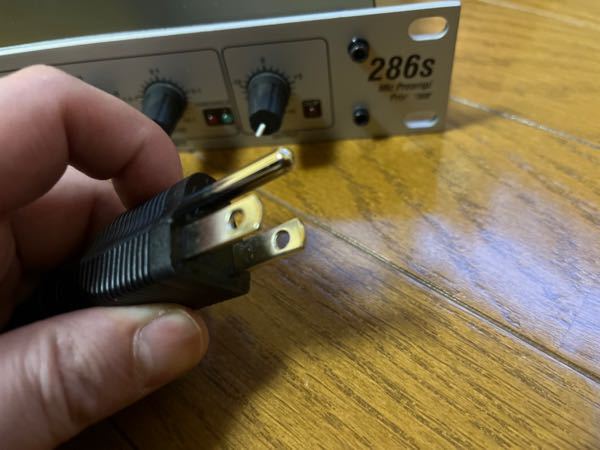 dbxの286sというコンプレッサーをかったのですが、コンセントが今まで