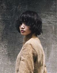 写真の小松菜奈さんのように髪の毛をクルクルにしたいのですが コテやストレー Yahoo 知恵袋