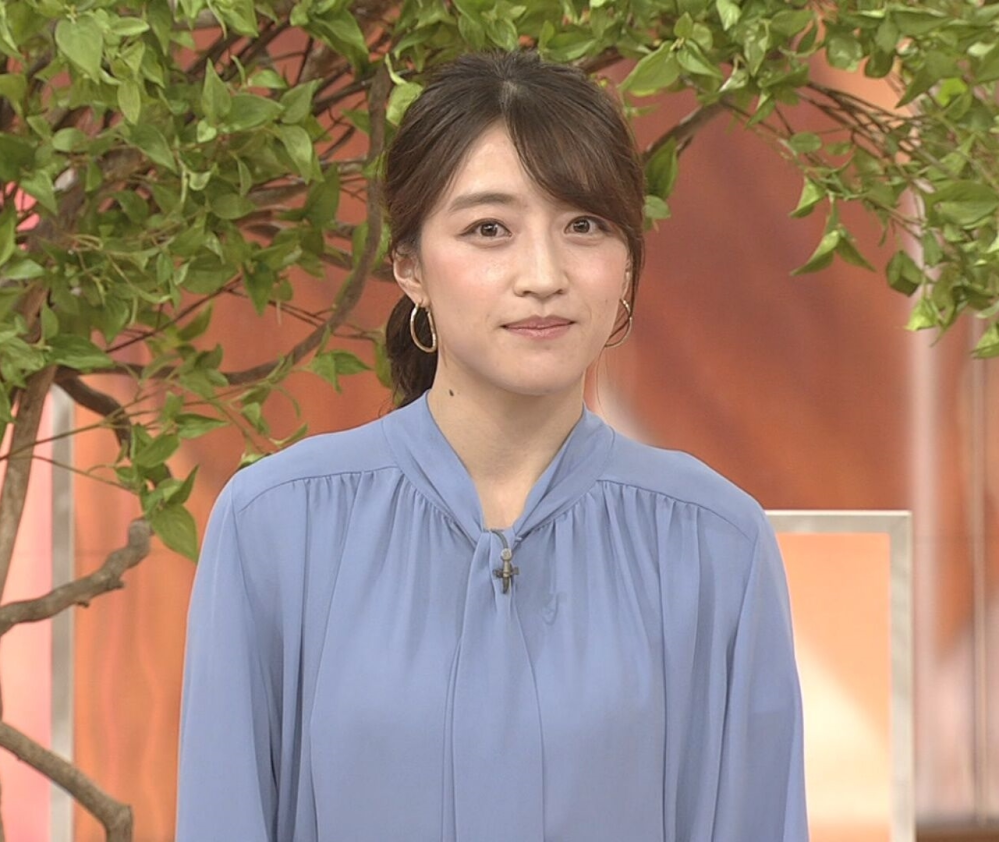 質問です 1 サタデーウオッチ９の赤木野々花アナ 水色のトップス Yahoo 知恵袋