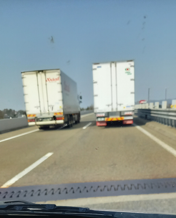 今日、高速道路で70kmくらいのスピードで並走する大型トラックに 