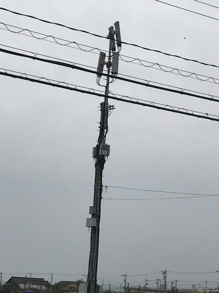 電柱のそばにあった、よくわからないアンテナみたいなものですが、これがなんなのか分かりますか？ 電線と繋がってるように見えますが、撮り方が悪いだけで、電線とは独立しています。