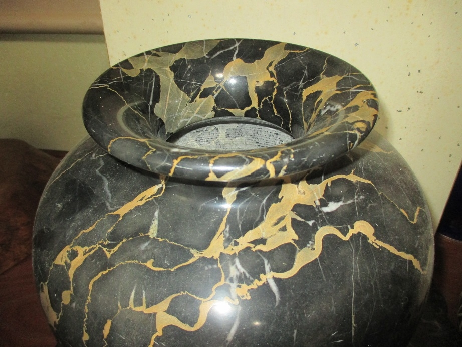 譲り受けた、石製の花瓶(壺)です。 黒い石に金(ベージュ？)の柄のある石の花瓶です。 地中海産の『金黒石？』という石を加工したものだと聞きましたが 調べてみましたが詳細が全く判りません。 お判り...