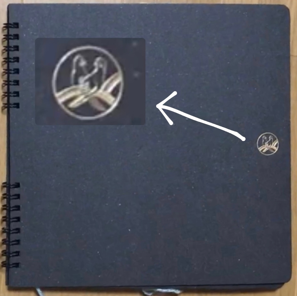 【画像あり】 丸の中に鳥が2羽のロゴのついた、黒台紙のアルバムはどこのアルバムかわかる方教えて頂きたいです(><) 画像の左上が、ロゴを拡大したものになります