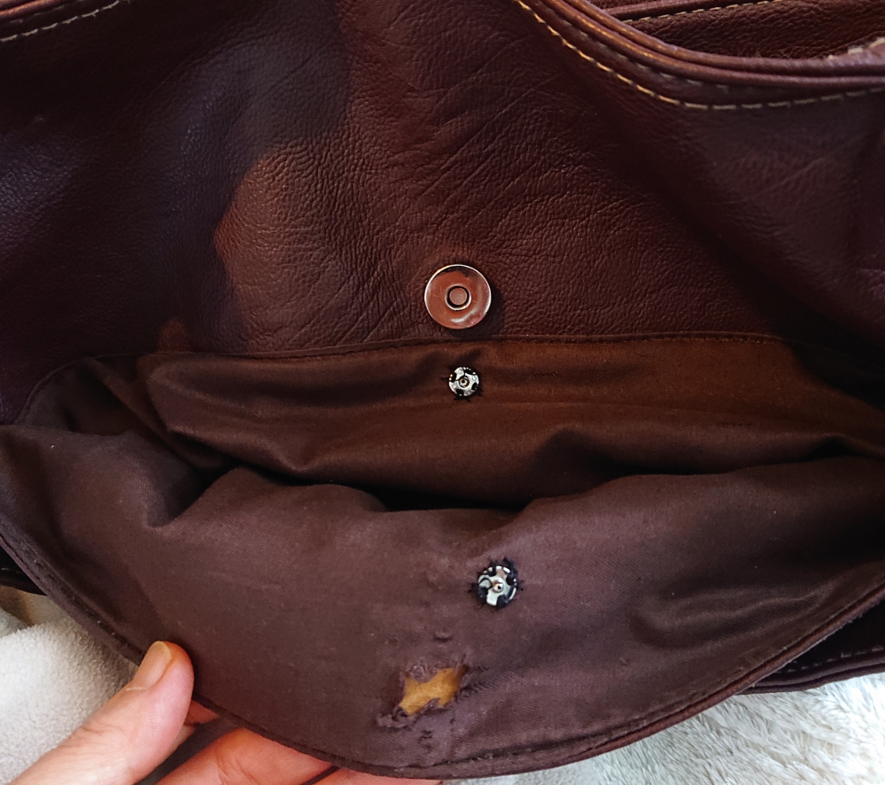 バッグの外ポケットのマグネットが取れてしまい、ホックで応急処置したのですが、だらしなく開いてしまいます。 このマグネット部分以外はきれいでまだまだ使いたいのですが、何かいい方法はないでしょうか？