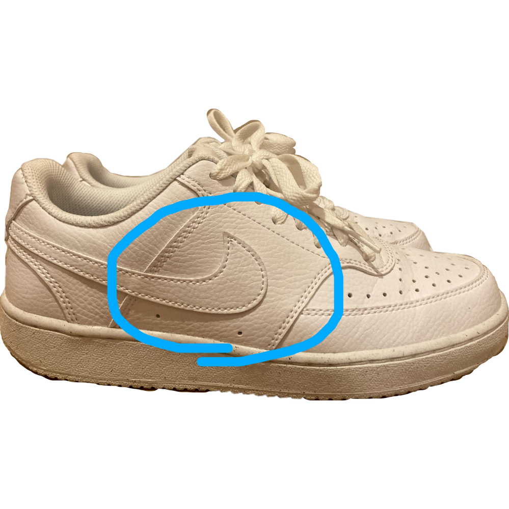 新学期の高校でエアホース1を履きたくて買ったのですが、青い丸のところが普通のエアホースだと中側で縫われていないのですがこの靴だと外側で縫われているんですけどこれって本物ですか？ 調べても出てきま...