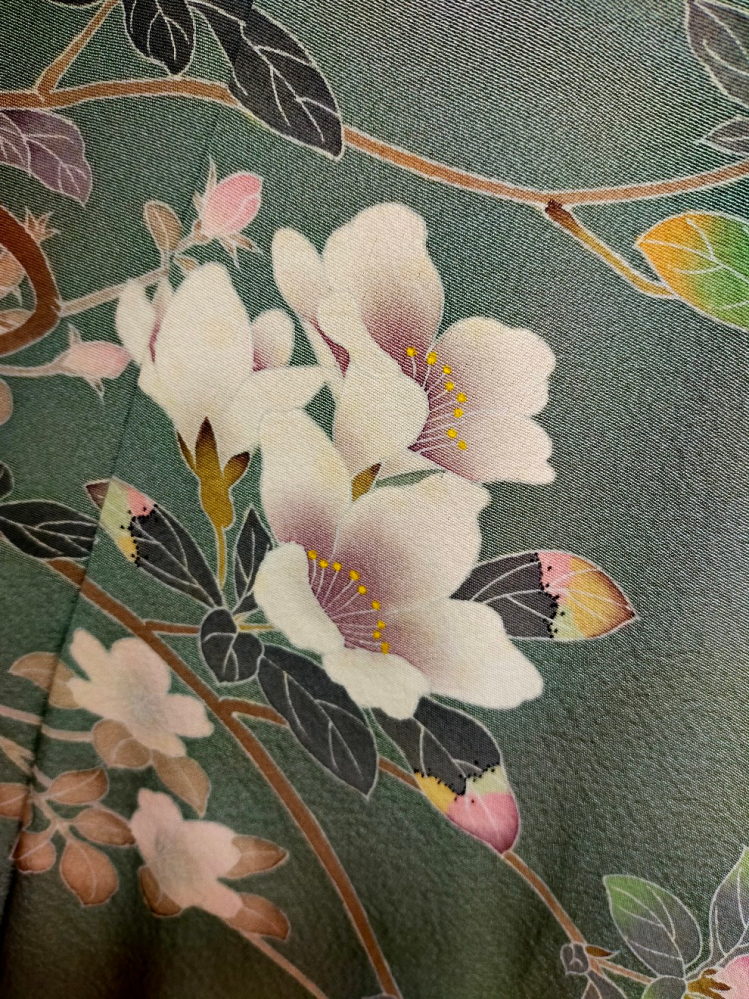 加賀友禅の着物の柄が写真のような花です。花の名前を知りたいのですが、家の者はわかりません。情報として少ないですが、考えられる花としては何があるでしょうか。 いくつか候補名があればそれからまた調べてみます。よろしくお願いします。