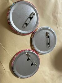 新品の缶バッジをメルカリで買ったのですが、届いたものを見ると裏面に