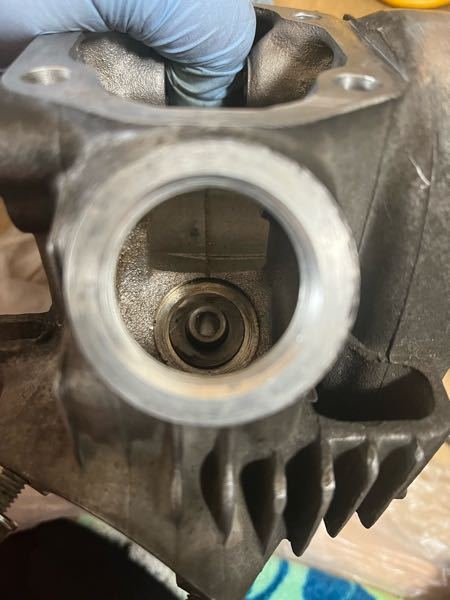 モンキーのエンジンの何処で質問です。 ヘッドをバラしていますが、写真の中心部分のステムシールが入る所の下の部分は外せたりしますか？ また外せたりするならどのように外せば良いですか？ すいませんが宜しくお願い致します。