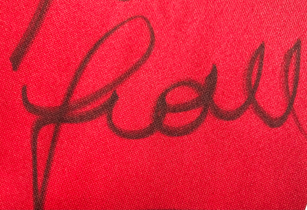 ポルトガル語の【スペル】と【意味】を教えてください。 サッカーのブラジル国籍選手にもらったサインですので、ポルトガル語だと思います。3段書きで、上には宛名（私の名前）、下にはサイン（ご本人）があります。 いくつか想像して翻訳サイトに入れてみたのですが、該当する単語が見つかりませんでした。