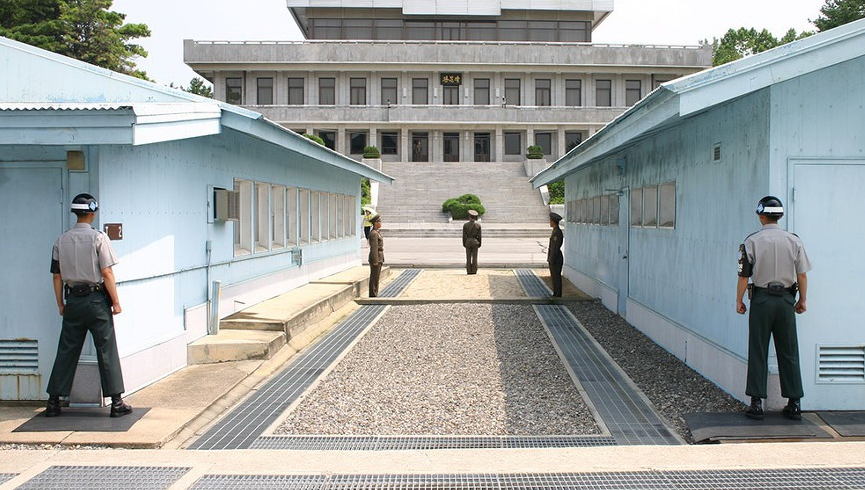 この板門店の画像ですが警備中の国連軍(韓国軍)が半身建物に隠れていて、朝鮮人民軍の兵士が韓国側を監視しつつ、自分たちも向き合ってるのは何故ですか？