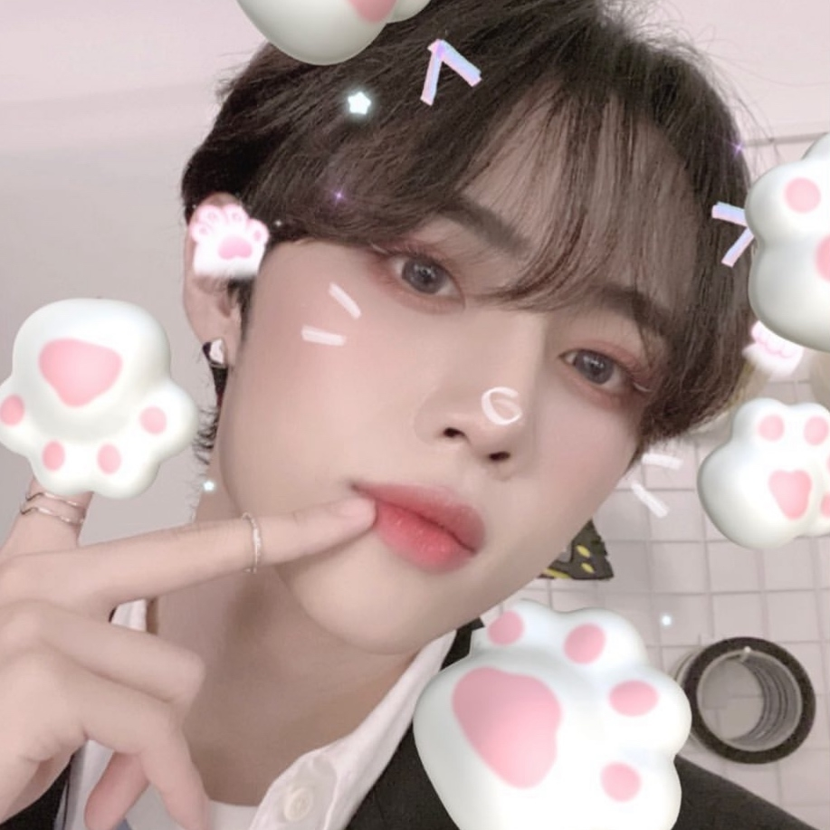 この写真の男性の顔周りある肉球のエフェクト なんですかね このエフェクト Yahoo 知恵袋