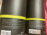 NCT127
ペンライトを公式とキューテンで買いました。

左が公式からで右がキューテンからのものになります。

金色のシールが付いていないものとついているもの、日本語表記のものと韓国語表記のもの、何故全部違う のでしょうか？どちらか偽物なのでしょうか？