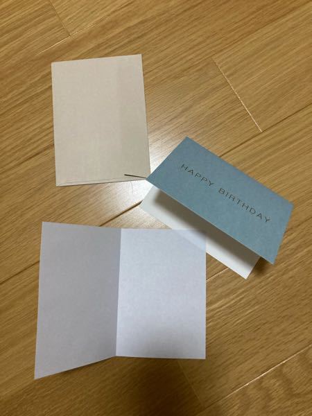【至急】DAISOでバースデーカードを購入しました。 中には写真のように封筒とカードと白い紙が1枚入っていました。 この白い紙は何に使うものですか？白い紙に書いてカードに貼るということですか？使い方が分かりません、助けてください。明日渡す予定です。