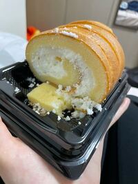 ファミマでロールケーキを買ったら生クリームがこんな感じでした Yahoo 知恵袋