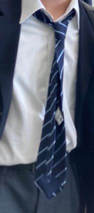 ネクタイについての質問です。現在高校生1年生の男です。ネクタイの大剣の部分が写真のように裏返ってしまうのですが、なぜこのようになってしまうのでしょうか？またこうならないための解決策があれば教えてくださ い。