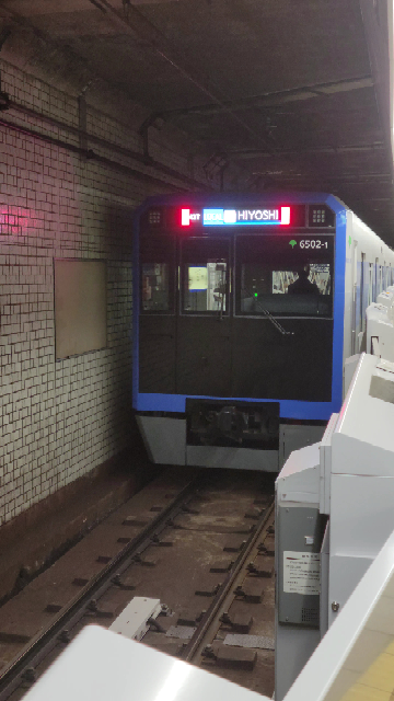 今日、日比谷駅で三田線の新型と出会いました。毎週同じ時間に走っているのでしょうか？ もう1回見てみたいのですがどうすれば良いでしょうか？ 四角いですね。