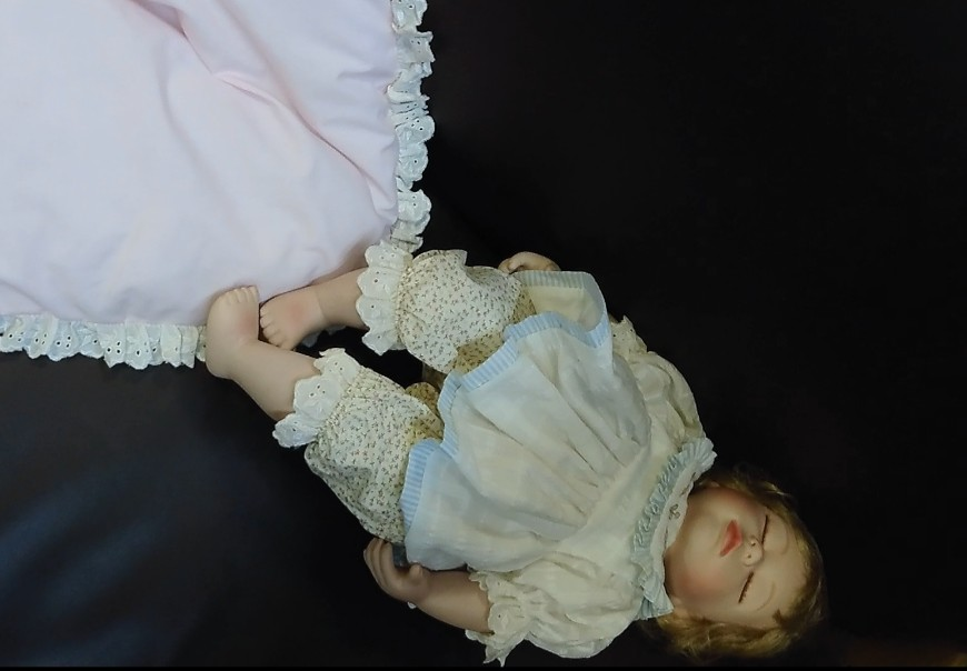 こちらの人形の名前はわかりますでしょうか？また価値はどれくらいでしょうか？わかる方、いらっしゃいましたら宜しくお願い致します。 手足と顔は陶器です。布団もついてます。