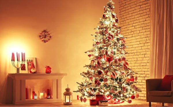クリスマスに自宅にクリスマスツリーを 飾っていますか？