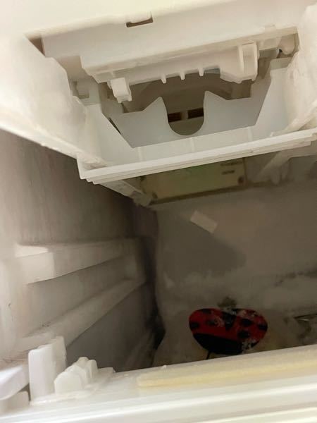 製氷皿が入らなくなりました。というかドア次第も押し込めず冷蔵庫がピーピー鳴りっぱなしです。 製氷皿の後ろにある穴の空いてるパネルがめっちゃ動きます。そのパネルが外れて単体で位置してるので押し込め...