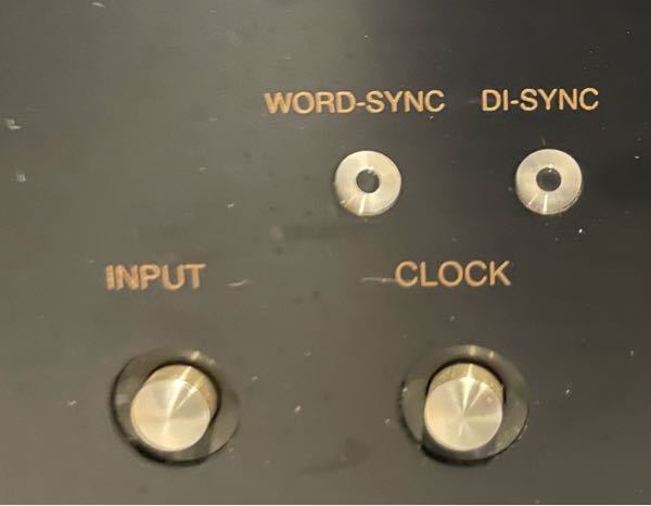 電子回路、一個の押し釦で四つの機器を切り替える回路が知りたいです。 電源を入れたらば過去電源を切った時に選択していた機器（例えばA）が選択されていて、その状態で一回ボタンを押すとBの機器が選択される。Bの状態でもう一回ボタンを押すとCの機器が選択される。そしてもう一回押すとDが選択される。 つまりサイクリック式のセレクター回路を知りたいです。 マイコンを使わず汎用電子部品で構成するサイクリック式セレクター回路です。 基板は少量生産対応のサイトにオーダーして汎用ロジックICは秋葉原もしくはネットで調達します。宜しくお願い致します。