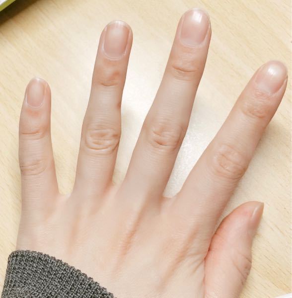 結婚指輪のサイズについて 結婚指輪をネットでやすいものをかったのですが、ジャストサイズは10で、買ったものは11です。 理由としては付け外しが多く、仕事では付けれないので休みの日などに出かける時のみ着用するため、外す際にストレスなく外す方がいいなと思い11にしました 私の指の形として第2関節が太いので11でも手を振っても抜け落ちる心配はありませんが、指の付け根の方では緩くクルクル回ってしまう時もあります。 指の形としては写真参照でお願いします。 細→第2関節太→中くらいの指の太さに変わっていってます 昔から指ポキするくせがあるので骨のかたちが変わったんだと思います 夜勤明けや飲酒をした次の日は指がむくんでいることもありちょうどいいかな、気持ち緩いかな程度になります。 ネットの安いものなのでもうひとつ買っても専門店で買うより全然安いので10で買おうか悩んでいます つけててジャストサイズの方がいいのかな、でも付け外しするし外すときストレス感じたくないし…と悶々としています 6/5にウェディングフォトを撮るので今から注文しても間に合わないと思うので写真は11サイズで、今後買おうかどうしようかなと 外れはしないけど11ひとつのか、ジャストの方がいいなら10も買うかどっちにしますか？ 意見として回答ほしいです