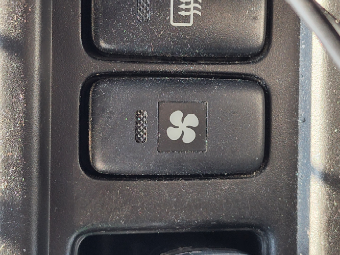 これ何のボタンですか？ 風量が強くなったりするのでしょうか？ 車はトヨタのピクシスバンです
