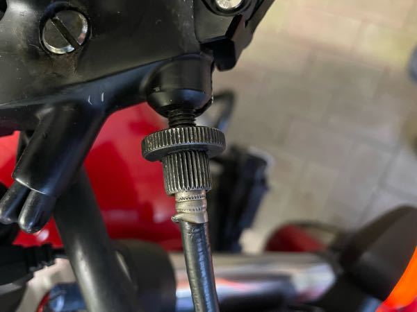 バイクのクラッチ調整のアジャスター・固定ナットについて質問です。CB400SFのクラッチ調整をしようとここのナットを弄ったのですが、写真の固定ナットとアジャスターが一緒に回ってしまい固定されません。こういう ものなんでしょうか？