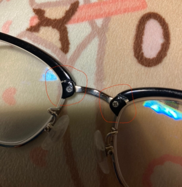 購入店へ眼鏡を締めて貰いに行きました。 右のレンズが購入時からカタカタ動くので緩んでいるのだと思い、締めて貰いましたが、締まりはしましたがやはりカタカタいうので見てみると、赤丸で囲んだ部分が両方...