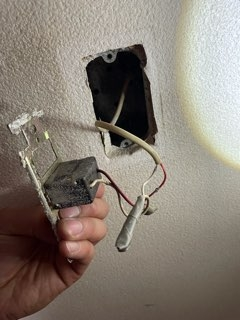 電気工事の屋内配線についてお聞きしたいです！ 現在外灯１つを単独スイッチで入り切りしているのですが、タイムスイッチを取り付けて時間内で切るようにしたいです。 わからないことが2つ程あります。 •...
