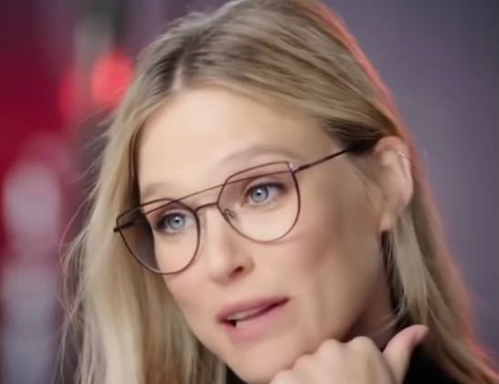 この女性が付けているメガネと同じような形のメガネを購入したいのですが、このメガネの形は何と言うのでしょうか？ また、この形のメガネが売っているお店やブランドがありましたら教えていただけると嬉しいです。