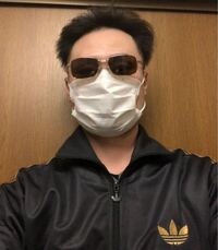 このグラサンと黒と金のアディダスのジャージの組み合わせはイケテますか Yahoo 知恵袋