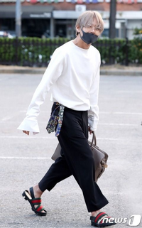 FENDI ネイビー シルク スカーフ タグは切りはなしています。 FENDI Used Zucca Scarf Navy Brown Silk Vintage #DA837