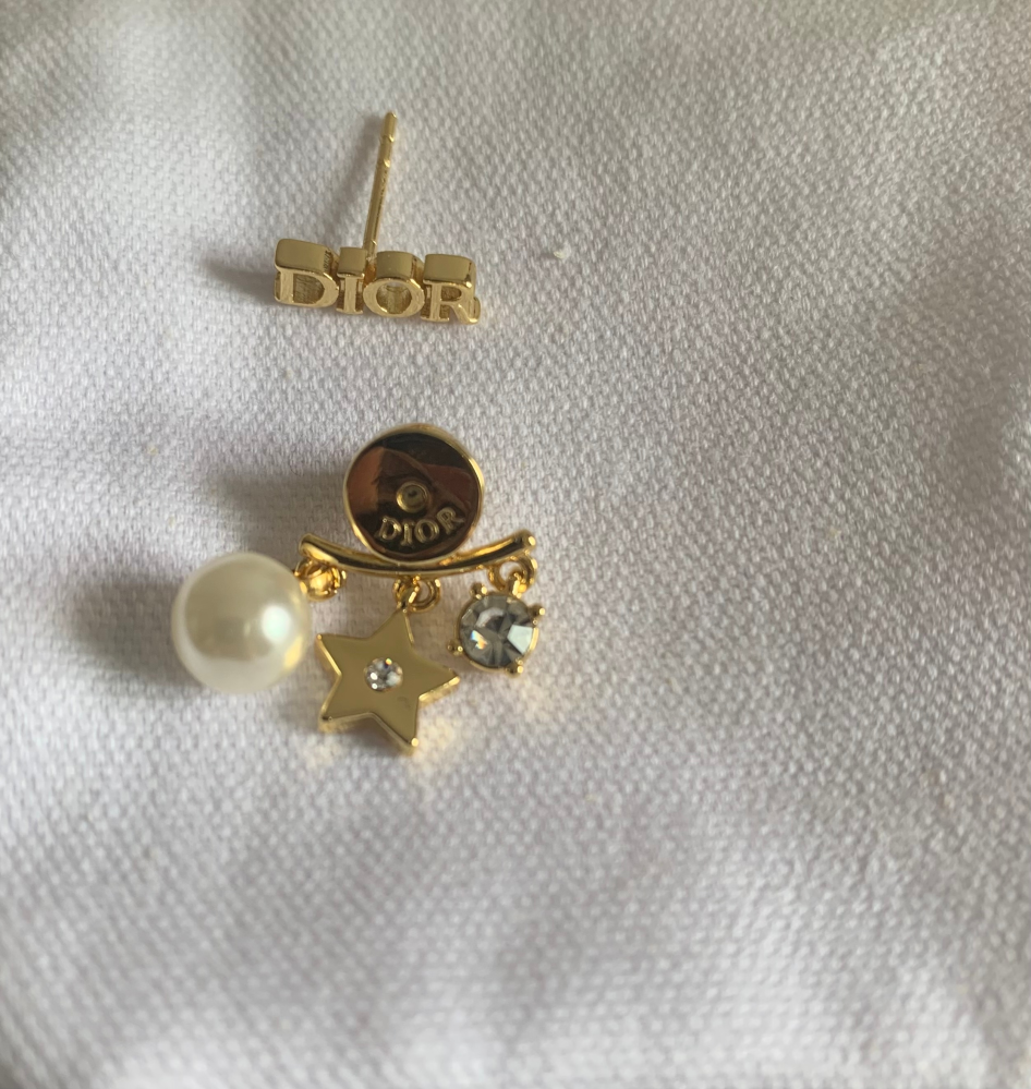 Diorのピアスを買いましたが、偽物かどうかを見て頂きたいです