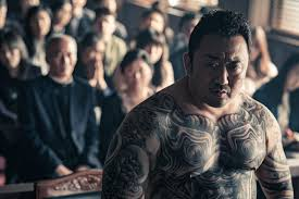 韓国映画、韓国の習慣等にお詳しい方、お教えください。 先日「悪人伝」という映画を観ました。 とても面白かったのですが、その中でヤクザの組長が通り魔に遭って大けがをし入院します。 すると敵対する同...