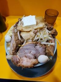 ラーメン二郎の野猿の画像です。この上にある白い四角い物は何ですか