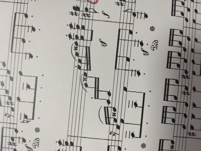 ベートーベンピアノソナタ 月光第3楽章 について この部分のアルペジオが、黒鍵で白鍵を挟んでいるせいか、とても弾きづらく、テンポを上げるとぐちゃっとなってしまいます。 何かコツはありますか？？