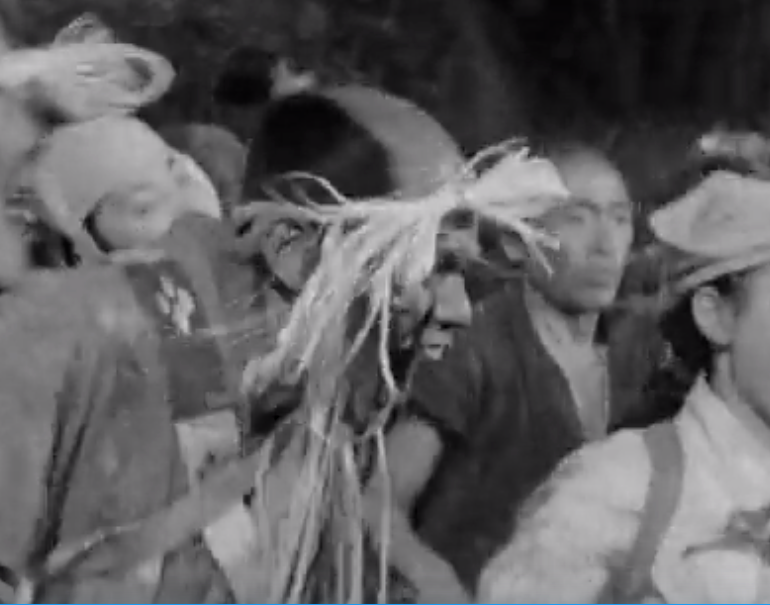 黒澤映画《隠し砦の三悪人》で、火祭りの村人役で「佐藤 允」が踊っていた。 https://twitter.com/makotosuke0708/status/1438511720712966157 こ