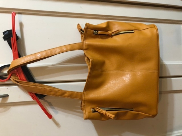 このバッグはどこのブランドか、 どこで買えるか教えてほしいです。 少しの情報でも構いません。 生協で母が手にいれたものなのですが、 どこのものか分かりません。 色はオレンジ、 高さ26cm 横...