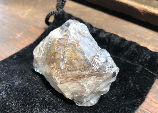 パワーストーンのリーディングをお願いしたいです。 石と話が出来る方に質問です。 パワーストーンのリーディングをお願い出来ればと思い、質問させて頂きました。 写真の水晶についてお願いさせて頂きたいのですが、こちらの水晶はハーキマーダイヤモンドという名前で販売されていました。 色が他の子よりもスモーキーで、中にインクルージョンが入っており、模様？が独特なのも気に入って即決でお迎えしました。 お迎え後は塩と月光、太陽光にて浄化した後に一緒に瞑想をしてみたりしてみています。 自分でも瞑想中に話しかけてみたり、一緒に過ごしたりしているのですが、なぜ私を選んでくれたのか、またこの子が何か伝えたい事など写真から分かる方がいらっしゃったらと思い質問させて頂きましたm(__)m ---------- パワーストーン好きの方、パワーストーンに理解のある方同士で交流を深めるための質問ですので、パワーストーン自体をそもそも疑っている方、パワーストーンになんて効果はない等のご回答はご遠慮頂けますと幸いです。