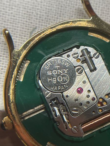 祖父から腕時計をもらったのですが電話切れです。 この電池のサイズはなんでしょうか？ また、簡単に手に入りますか？