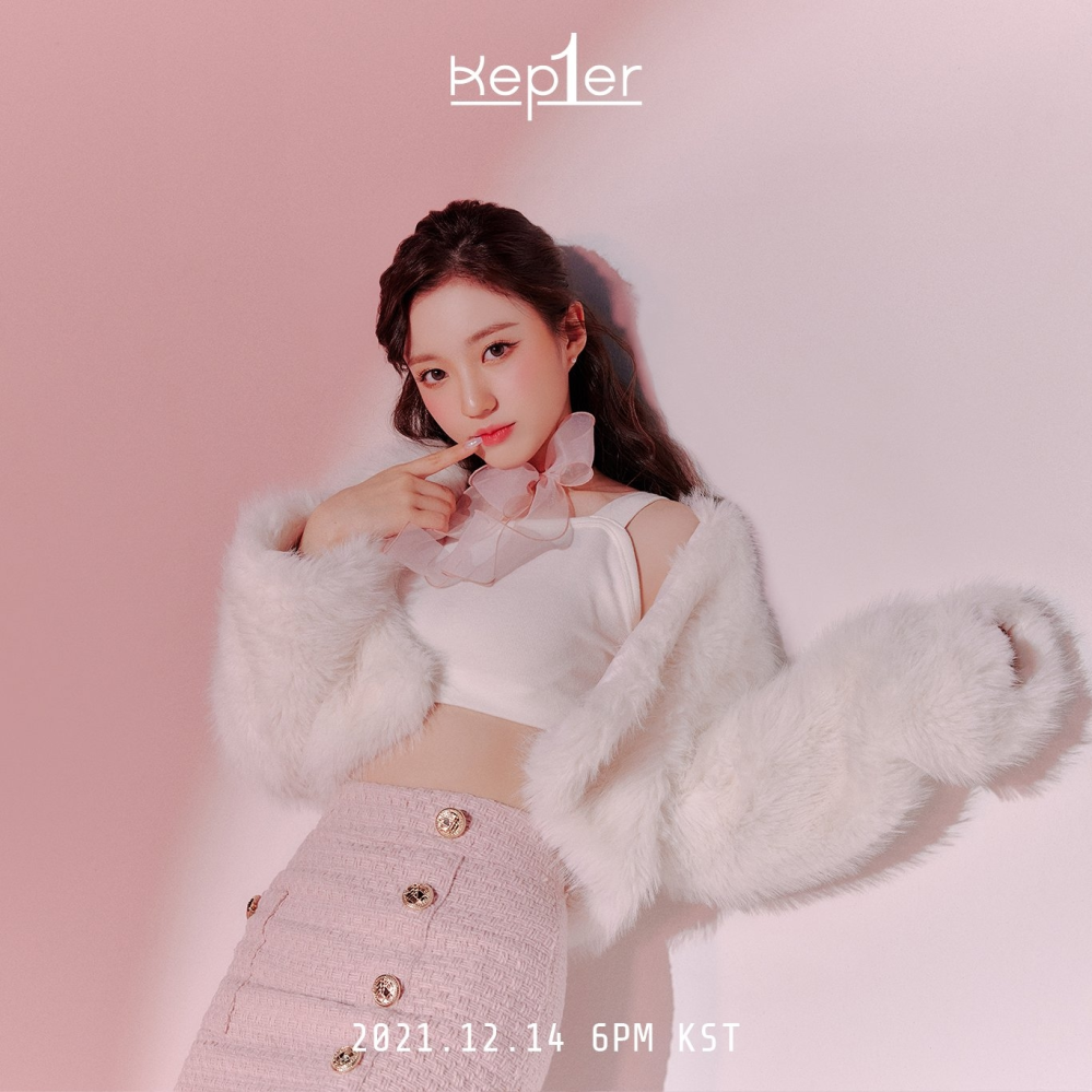 Kep1erという韓国の9人組新人アイドルグループなのですが、このメンバー衣装のブランドの特定をお願いしたいです(> <)! スタイリングがすごく好みで、、♡ 衣装のブランド、トッ...