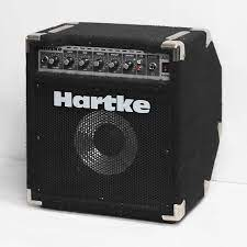Hartkeのベーアンって出音？が遅いとかってありますか？ Hartke A25のベーアンを長いこと使ってきました リズムの基礎練習とかもずっとこれです ある日気付いたんですが、ベースの生音や、スピーカーに直接つないだ状態でメトロノームに合わせて弾くと少し走っていることに気付きました（弾いてる間は気付きません、録音してそれを聴いて気付きました） しかしHartke A25に繋いで音を出してメトロノームに合わせても、普通に合ってるように聴こえます これってHartke A25の音が出るのがちょっと遅くて、それに合わせるように変な癖がついてしまったんでしょうか？ それともベーアンってそもそもこんな感じで、この変な癖は普通のことなんでしょうか？