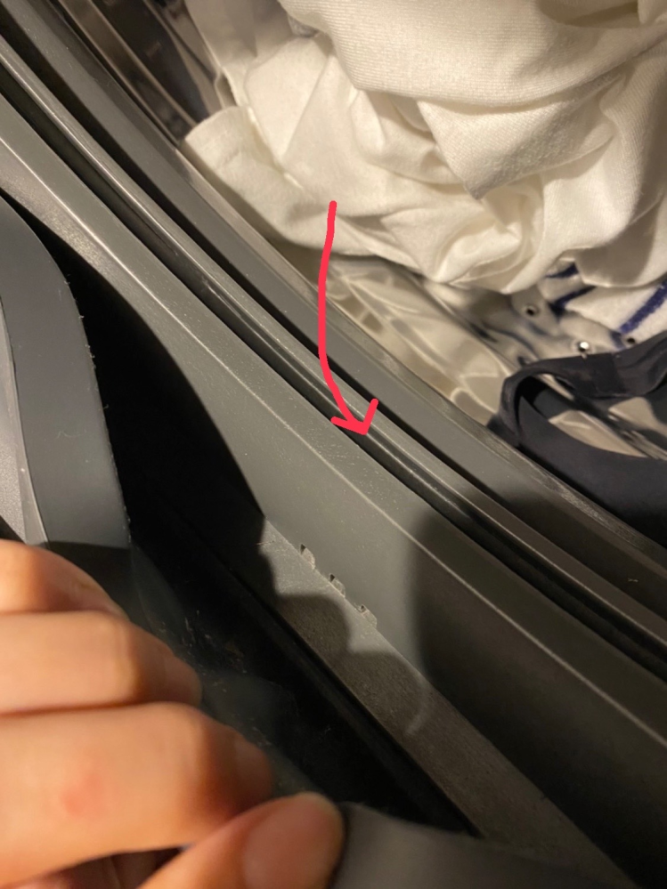 至急お願いします。。。 ドラム式洗濯機(TW-127XP1L)の隙間に 爪楊枝を落としてしまいました。 ちょうど水？が流れていく部分で ライトをつけて見ても全く見えませんでした その後そのまま洗濯乾燥まで しましたが特に異常はないです。 一応修理？をお願いしたほうがいいでしょうか？ もしする場合は費用はどのくらいかかるでしょうか？ 自然に流れることはないのでしょうか？