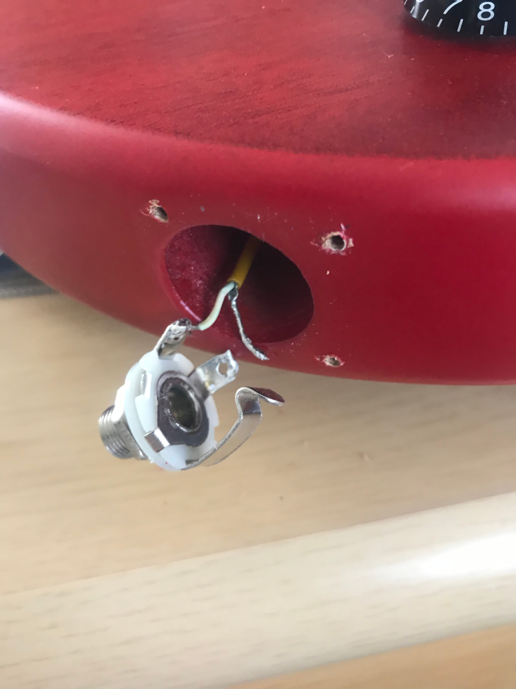 アンプから音が出ないと思って、中身を見てみたら、電線(？)のようなものが切れていました。 どうすれば修理することは可能でしょうか？