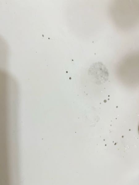 洗面所にアイライナーの液が垂れて半年くらい経ちます。 キッチンハイター、オキシクリーン、クレンジングを試したのですが落ちません、、（ ; ; ） どうやったら落ちますか？
