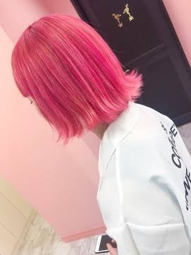 調べたらイエベ春はピンクが似合うと書いてあったのですが下記の写真のような派手髪のピンクも似合うのでしょうか？ また、イエベ春に似合う派手髪を教えてください。