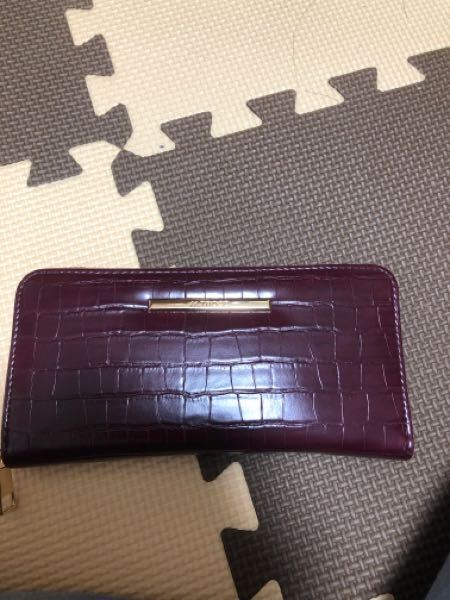 この財布って合皮ですか？本革ですか？触った感じはプニプニしてます。