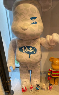 左の白いクマ のフィギュアにプリントされているロゴが何のブランド Yahoo 知恵袋